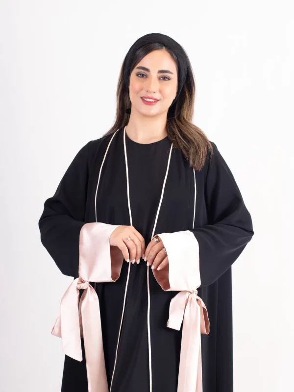 عباية الساتان الوردي