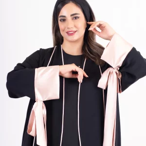 عباية الساتان الوردي