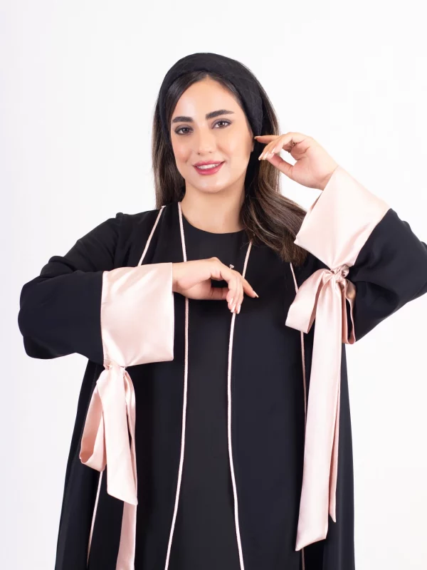 عباية الساتان الوردي