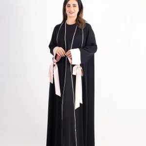 عباية الساتان الوردي