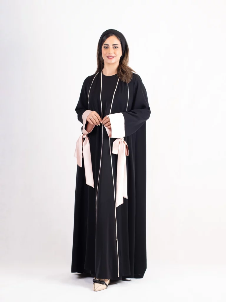 عباية الساتان الوردي