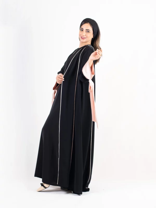 عباية الساتان الوردي