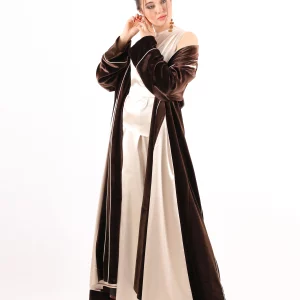 Yamour Abaya is made from a luxurious combination of velvet and satin fabrics.